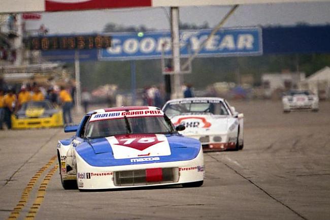 Lielisks kadrs ar Mazda... Autors: kazlēns Sebring 1988