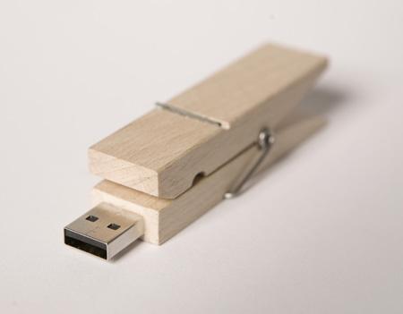 USB atmiņa kā knaģisKas gan... Autors: GargantijA Ģeniālais izgudrojums- knaģis.