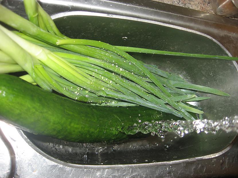 visu sākam ar dārzeņu... Autors: GoodWillHunting Ātrs veids kā veselīgi paēst- aukstā zupa.