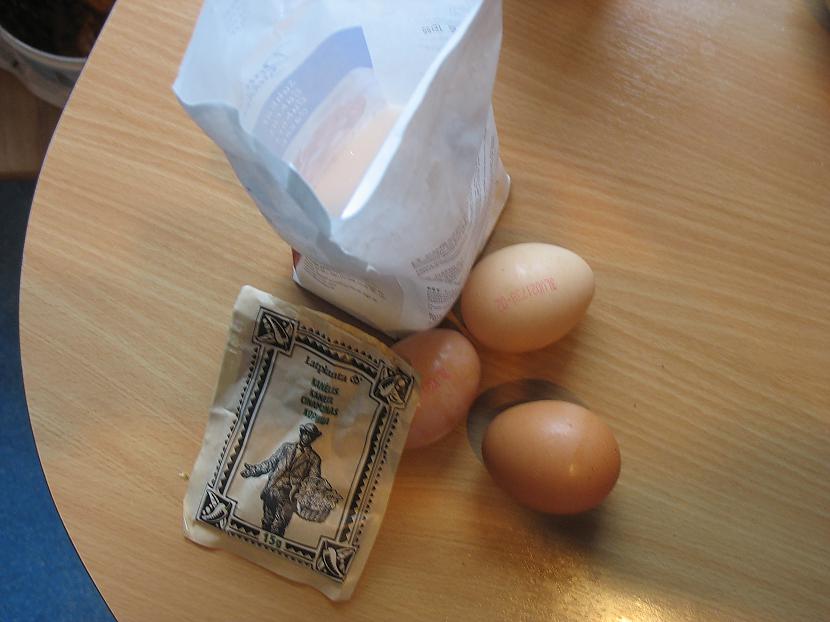 Vajadzīgas trīs olas un 175... Autors: Skrebels Kā es Bezē cepumus (pļekas) cepu