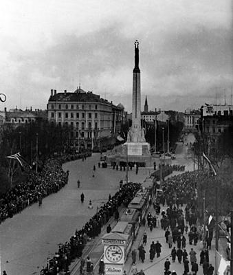 1918gada 18 novembrisLatvijas... Autors: jankabanka Īss vēstures apskats par Latviju.