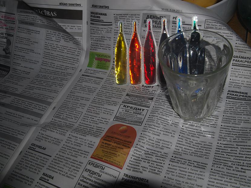 tad avīzi un krāsas un pudeli... Autors: ForeverAlone Manas Lieldienas un olu krāsošana :)