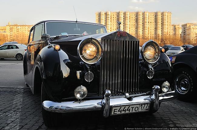 RollsRoyce Silver Wraith Autors: Ekskluzīvais Retro Rallijs Maskavas ielas ...