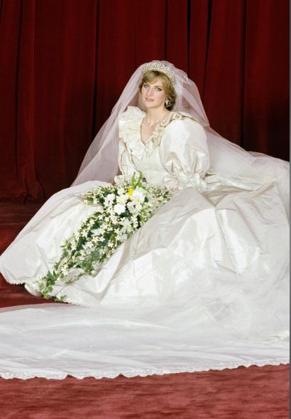 Lady Diana Spencer and Prince... Autors: Thunderkid Karaliskās kāzu kleitas, sākot no karalienes Viktorijas k