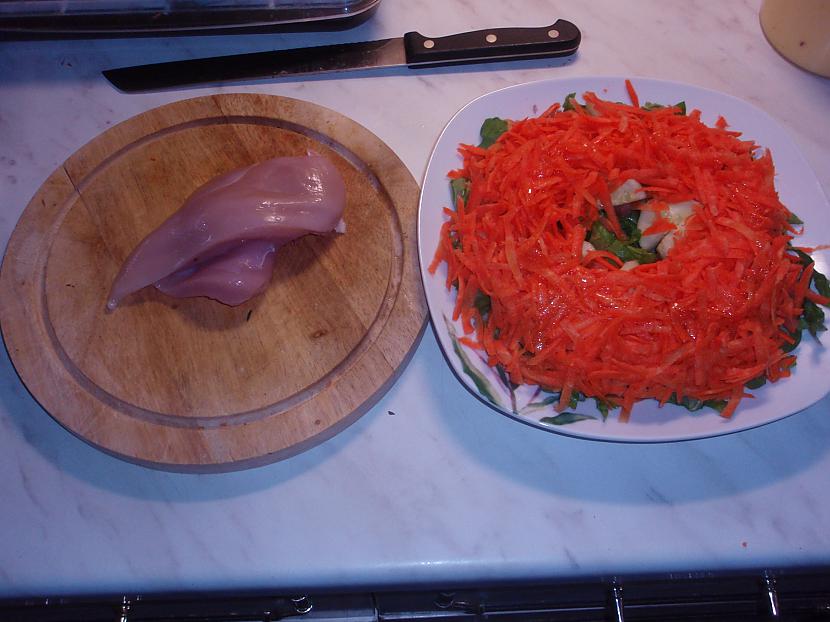 Sarīvēto burkāu uzliek uz visa... Autors: njika vistas salātiņi