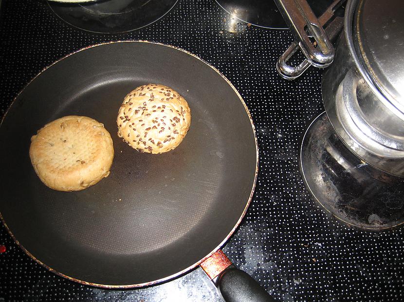 Pārgriežam maizi uz pusēm un... Autors: Aviators Mājās gatavoti hamburgeri