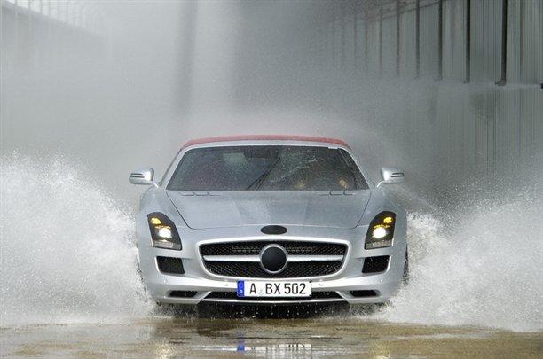  Autors: Anāls Error. Mercedes parāda SLS AMG rodsteru.