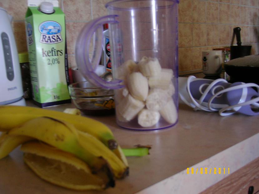 Paņemam 3 banānus salaužam... Autors: CredoZ Mājās gatavots jogurts.