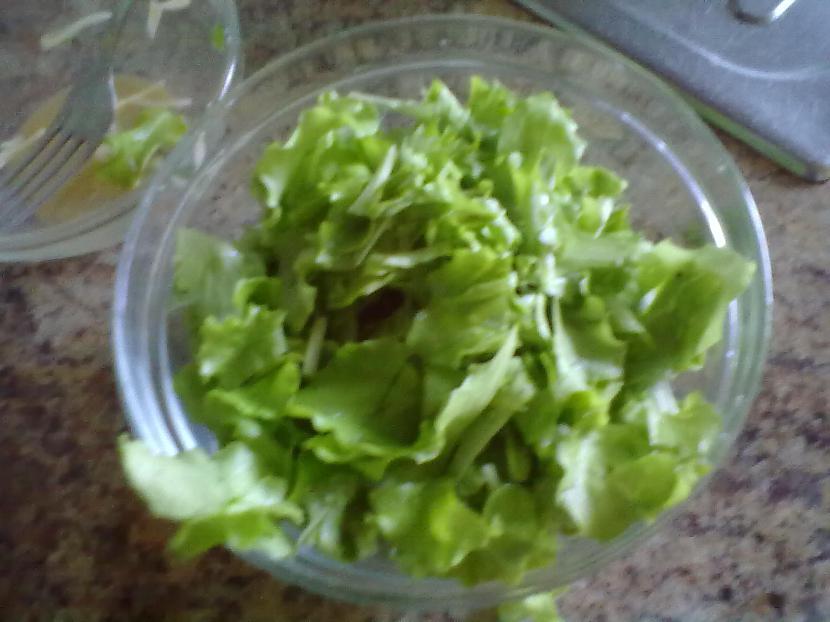Ieliekam salātus TĪRĀ bļodiņā... Autors: RekSis ibeee Uztaisīsim garšīgas brokastis