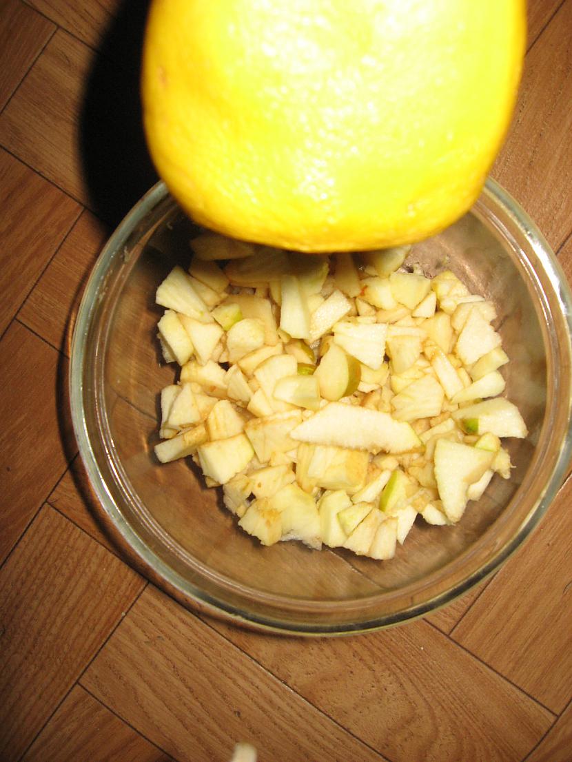 Āboliem uzspiež citronu sulu... Autors: chocolates Ābolu strūdele