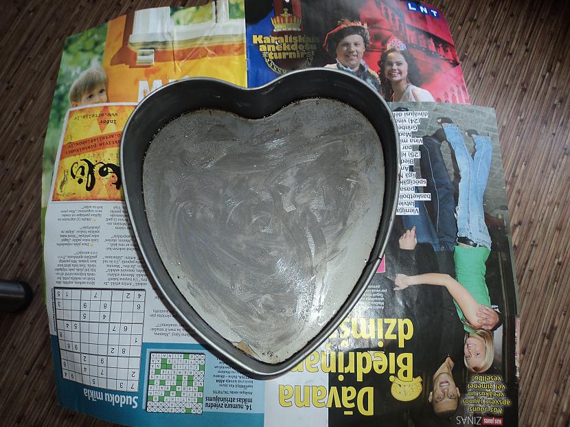 Ietaukojam sirds formas pannu... Autors: unna123 Zemeņu kūka ar kakao