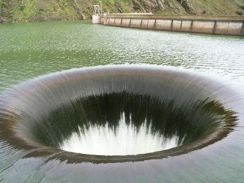 Glory Hole in Monticello Dam... Autors: IAMsoLAME lielakie caurumi zeme