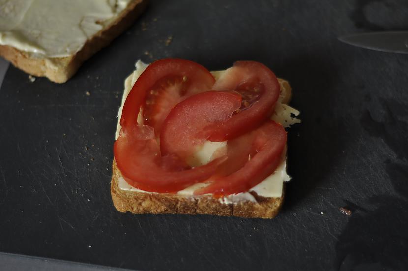 Uzliekam sieru un tomātus Autors: Douglas Veģetārā Maizīte