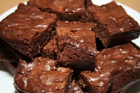 tad sagriežat visu gabaliņos... Autors: The Aivons Kā pagatavot šokolādes Brūnīšus (Brownies)