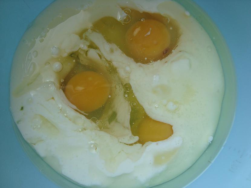 Pieliekam trīs olas un 200g... Autors: kamillalike Mafini ar ievārījumu.
