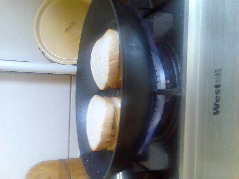 Tad sāc cept maizes Pirmā puse... Autors: MrMikus Kā pagatavot Tostermaize uz pannas