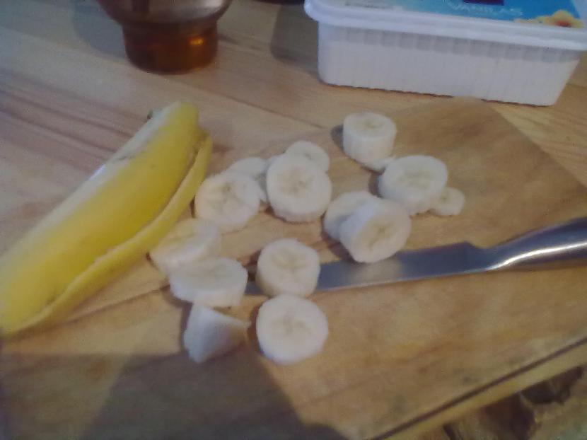 Sagriežam  banāniņus Autors: KaamiiTs Saldējuma kokteilis.