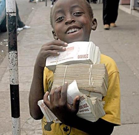 Šajā attēlā zēns dodas... Autors: kasperita Nabadzīgākā valsts pasaulē-Zimbabve.