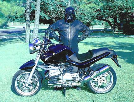 Darth Vader Autors: madeinlatgaleD 16 interesantas motociklistu ķiveres