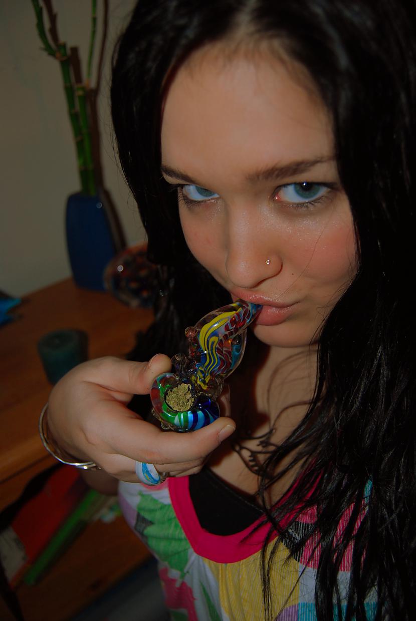  Autors: eyjeys Meitenes arī smēķē marihuānu!