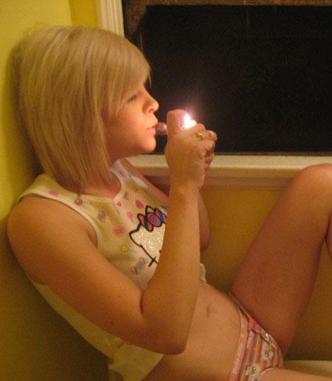  Autors: eyjeys Meitenes arī smēķē marihuānu!