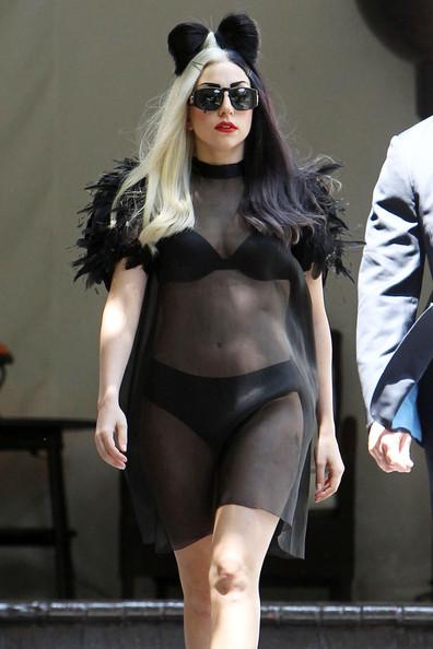  Autors: bee62 Lady Gaga Goes Everywhere Topless