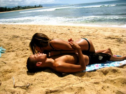 Страстные пляжи. Парень и девушка на пляже. Парень и девушка лежат на пляже. Девушка лежит на пляже. Поцелуи на пляже.