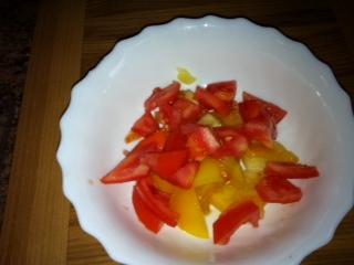 Ieliec tomātus sagrieztus 2... Autors: Fosilija Mājas salāti.