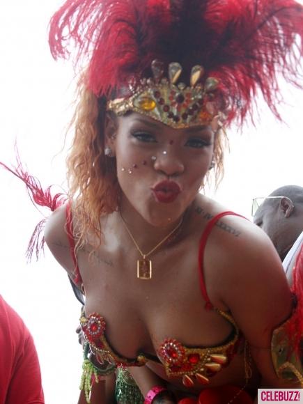  Autors: Shu.tigr Rihanna izklaidējas Barbadosā.