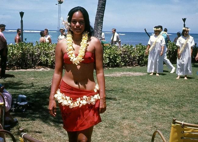 Ja Havaju sieviete liek puķīti... Autors: spuuule Tāda nu ir mūsu trakā pasaule #2