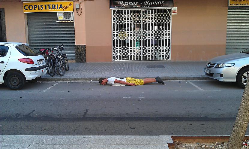 Nolēmu noparkoties Jāpiebilst... Autors: eifelis muļķīgā plankošana Barselonā