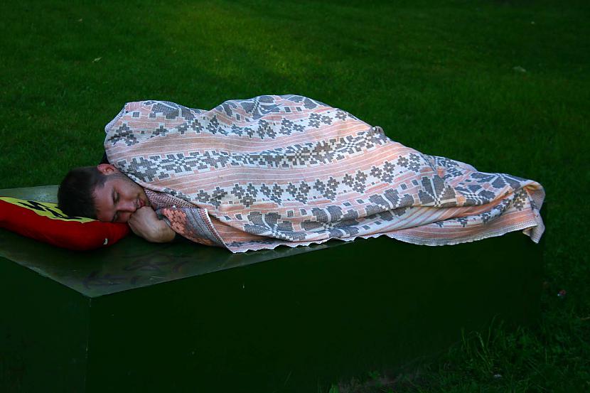 Šī fotogrāfija būs kā... Autors: eifelis Planking is soo oldschool - "sleeping" is new planking #2