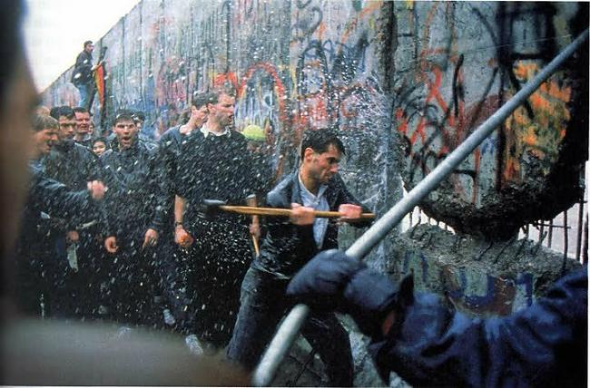 Berlīnes mūra nojaukšana 1989g... Autors: Fosilija 34 retas bildes