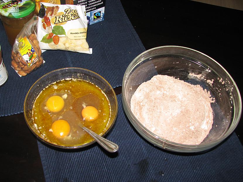 sviesta cukura medus masai... Autors: tomats33 Šokolādes kekss ar medu.