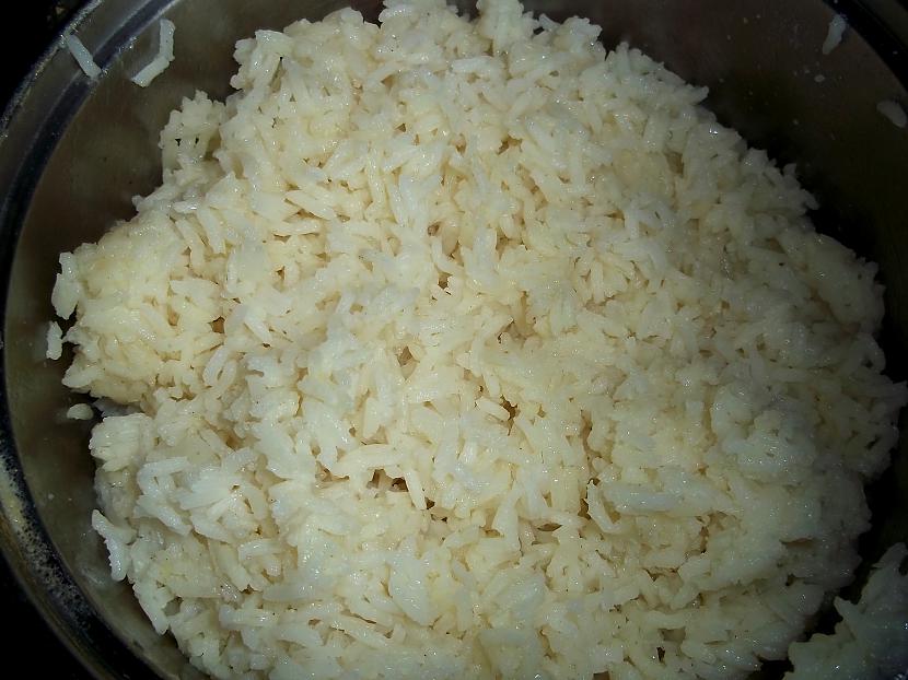 Uzvāram rīsus un tad jau varam... Autors: Lynn Vistas fileja, rīsi un mērcīte.