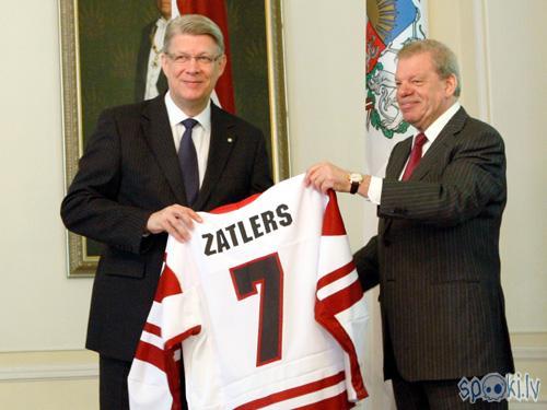 Zatleram pasniedz hokeja izlases kreklu ar septīto numuru