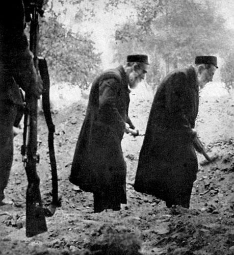Divi veci vīri rok sev kapu Autors: ainiss13 Fakti par holokaustu
