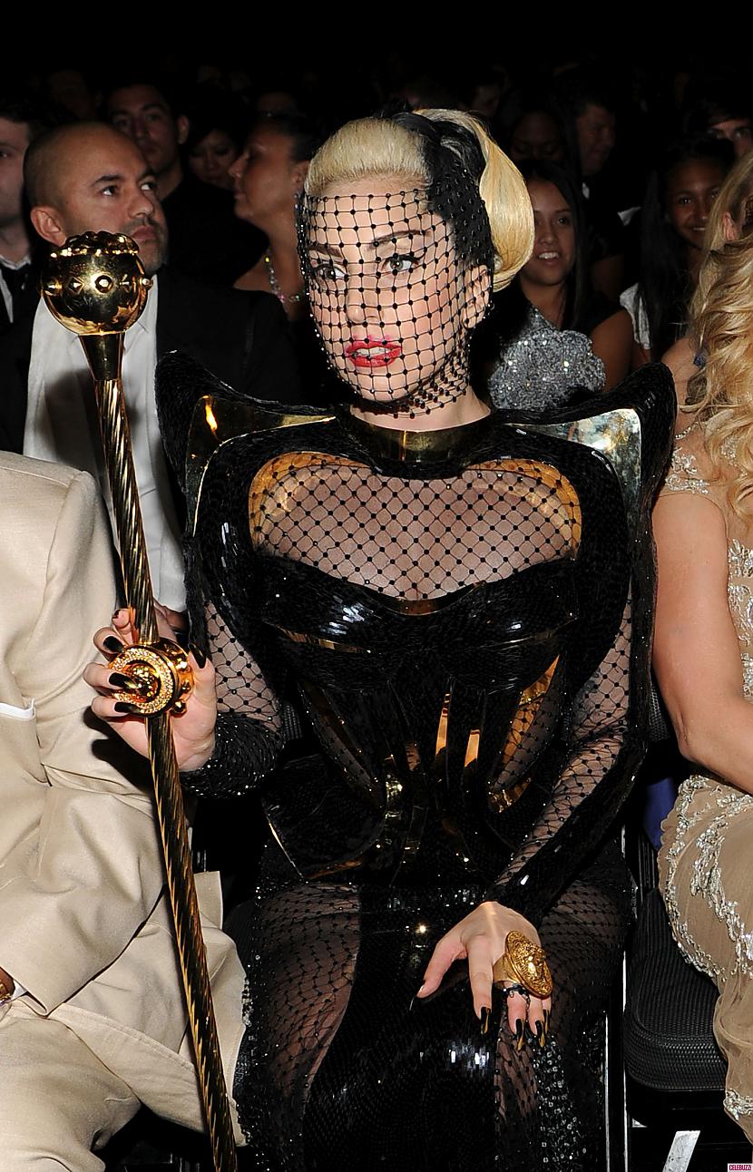 2012 gada februāris Autors: miltpauris Lady Gaga Evolūcija (2005-2012)