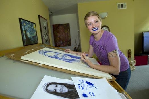 Meitene strādā pie portreta... Autors: Adzikabul Sieviete, kas zīmē ar skūpstiem.