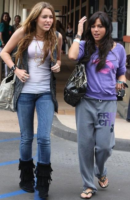  Autors: martak Miley&Mandy VS. Selena&Demi