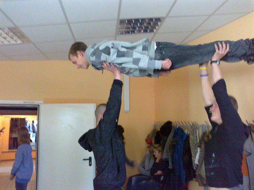 uz saviem klases biedriemD Autors: ar4uxxx Planking in  school...