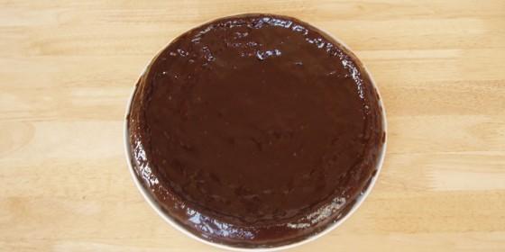 Ar glazūru apziežam kūku Autors: Darsheens Amerikāņu šokolādes kūka.