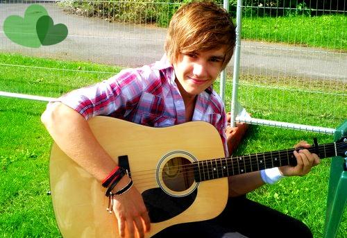 Liam Payne dzimis 1993gada... Autors: missheart One Direction
