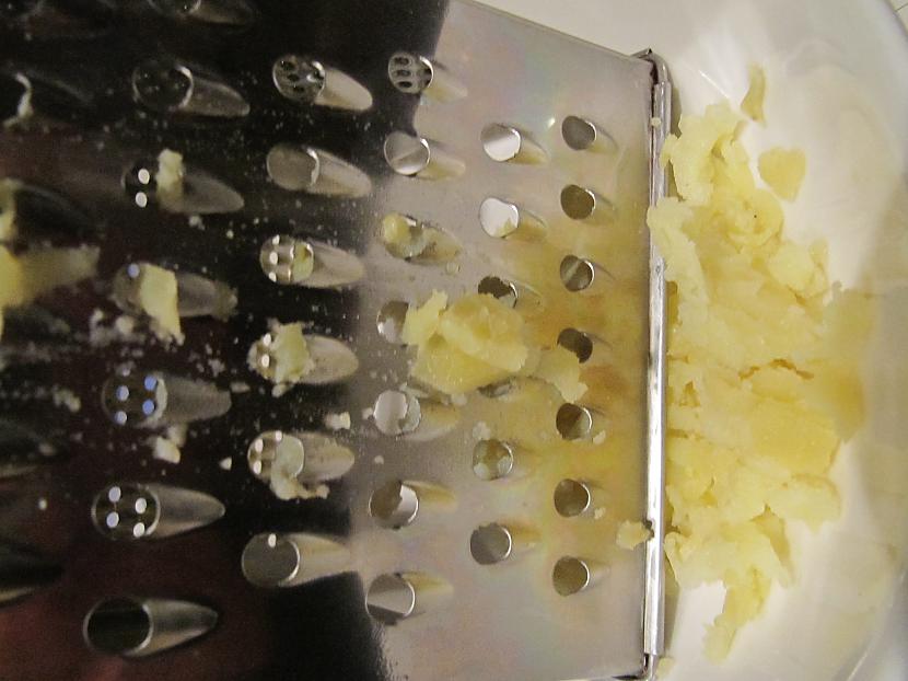 Kartupeļus sarīvējam Autors: kirdikk Ne-parastās kartupeļu pankūkas