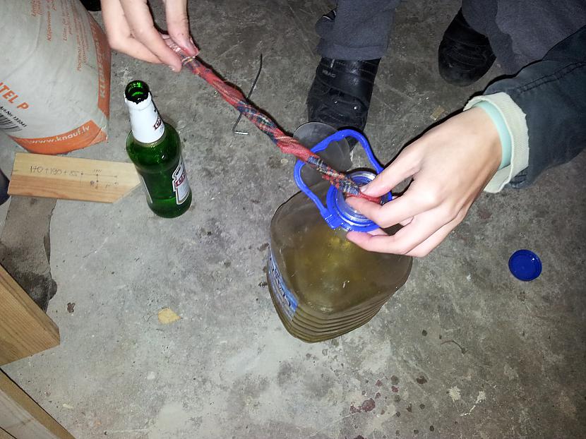 Izņemam un sarullējam lupatu Autors: VerDom Molotova kokteilis.