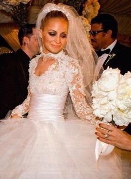 Nikola Riči Nicole Richie... Autors: Mazāmeitene 10 pasaulē bezgaumīgākās kāzu kleitas.
