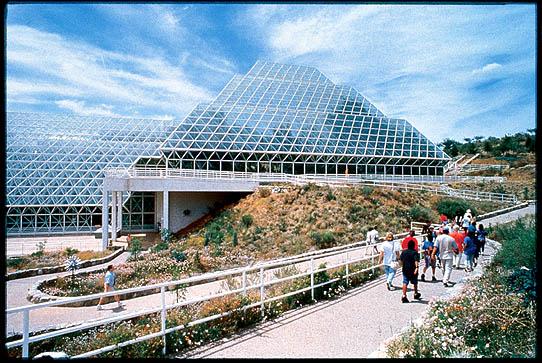 2005 gadā īpascaronnieki... Autors: Sokumi "Biosfēra - 2" Mākslīgā ekosistēma.