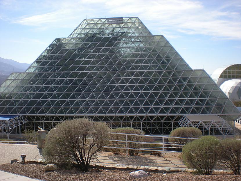 To pārklāj stikla kupols kas... Autors: Sokumi "Biosfēra - 2" Mākslīgā ekosistēma.