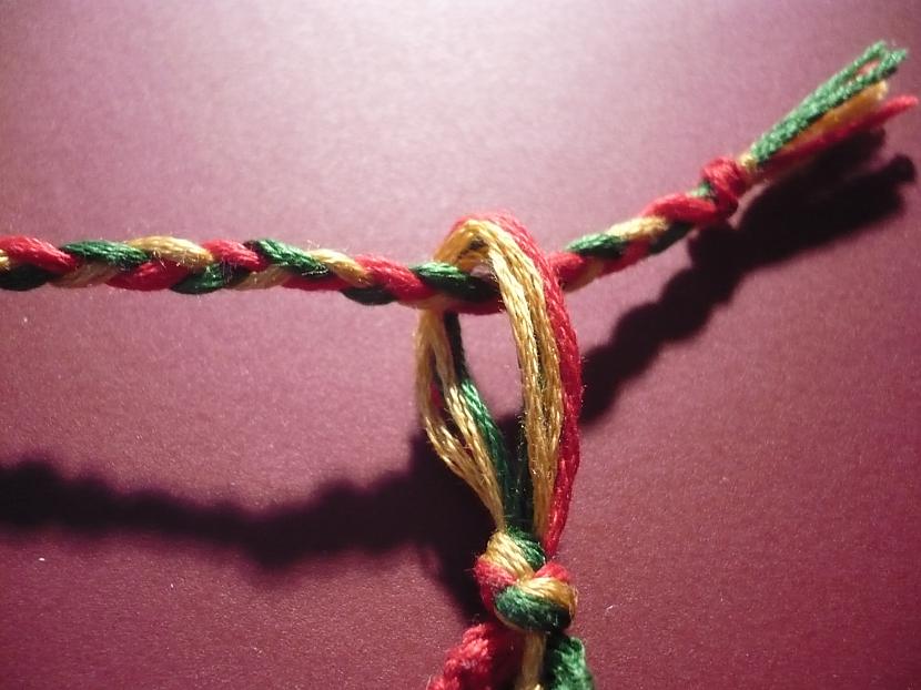 Ieveram vienu bizīti cilpiņā Autors: Fosilija Friendship Bracelets:Kā uztaisīt thin multicolor bands?