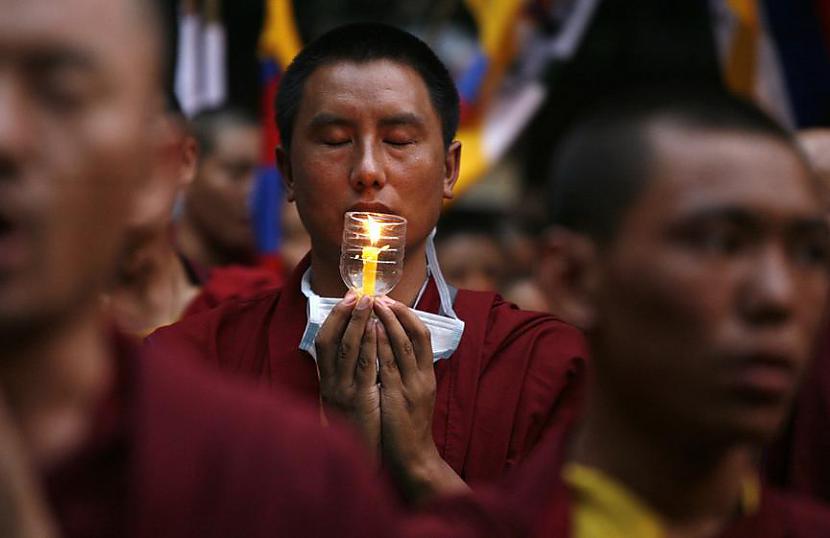 Tibetas mūks ietur lūgsnu par... Autors: gnosin Tibetiešu sieviešu klosteris